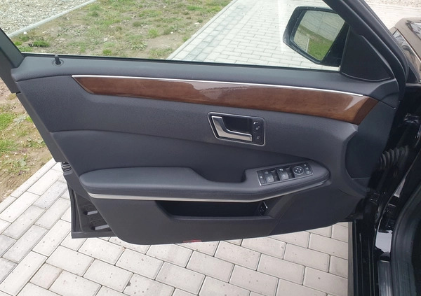 Mercedes-Benz Klasa E cena 52500 przebieg: 252000, rok produkcji 2012 z Włodawa małe 562